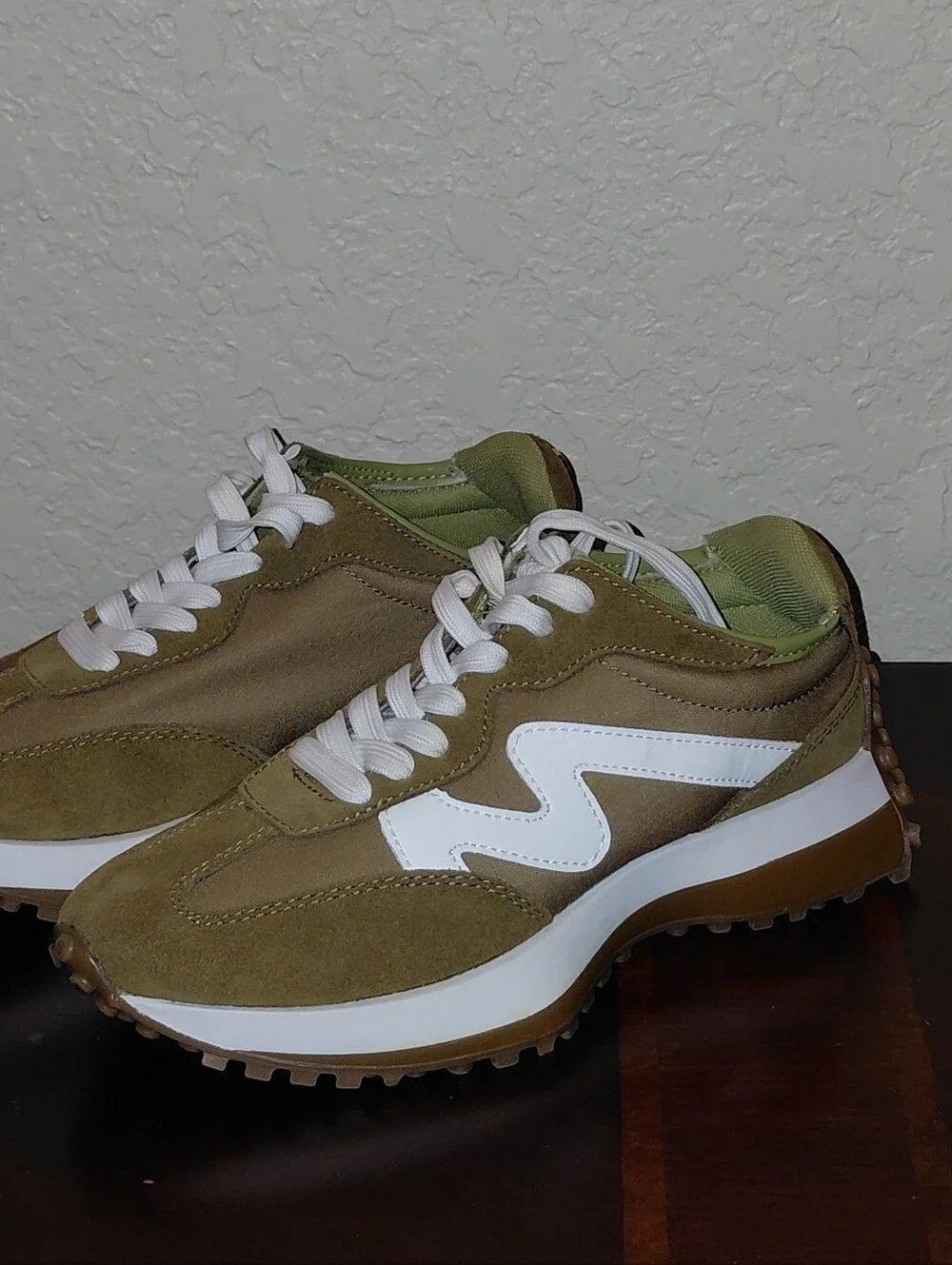 Steve Madden Women's Sz 7.5M Campo Olive White Logo Sneakers Comfort NWT - Picture 4 of 13